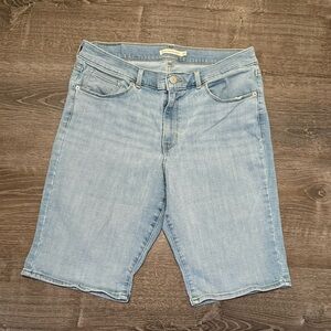 Levi’s Women’s Classic Bermuda shorts size 32